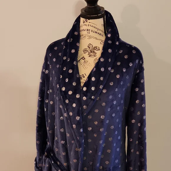 Robe - Picture 1 of 4